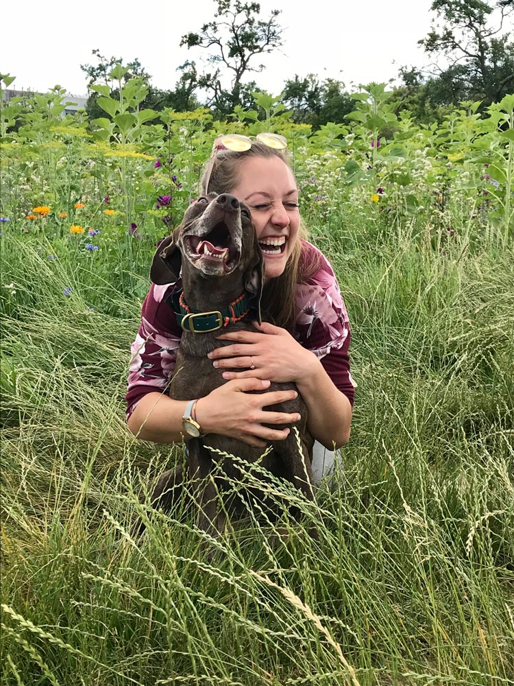 Ann-Sophie Lützenberger ist Tierpsychologin mit ihrem Hund im Feld